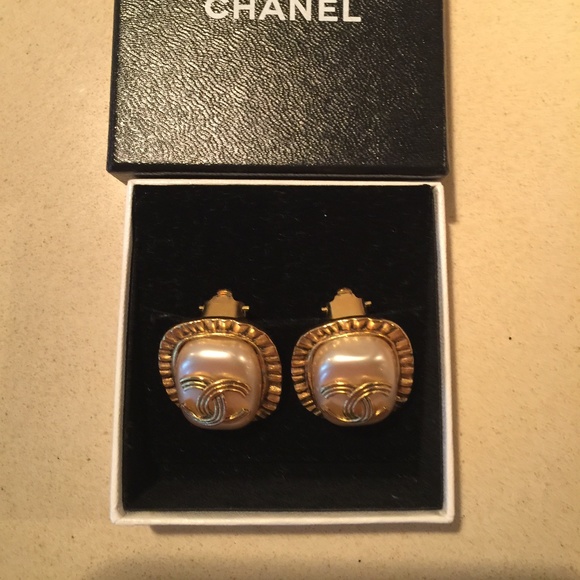 CHANEL Vintage Clip-On Earrings - Picture 11 of 14